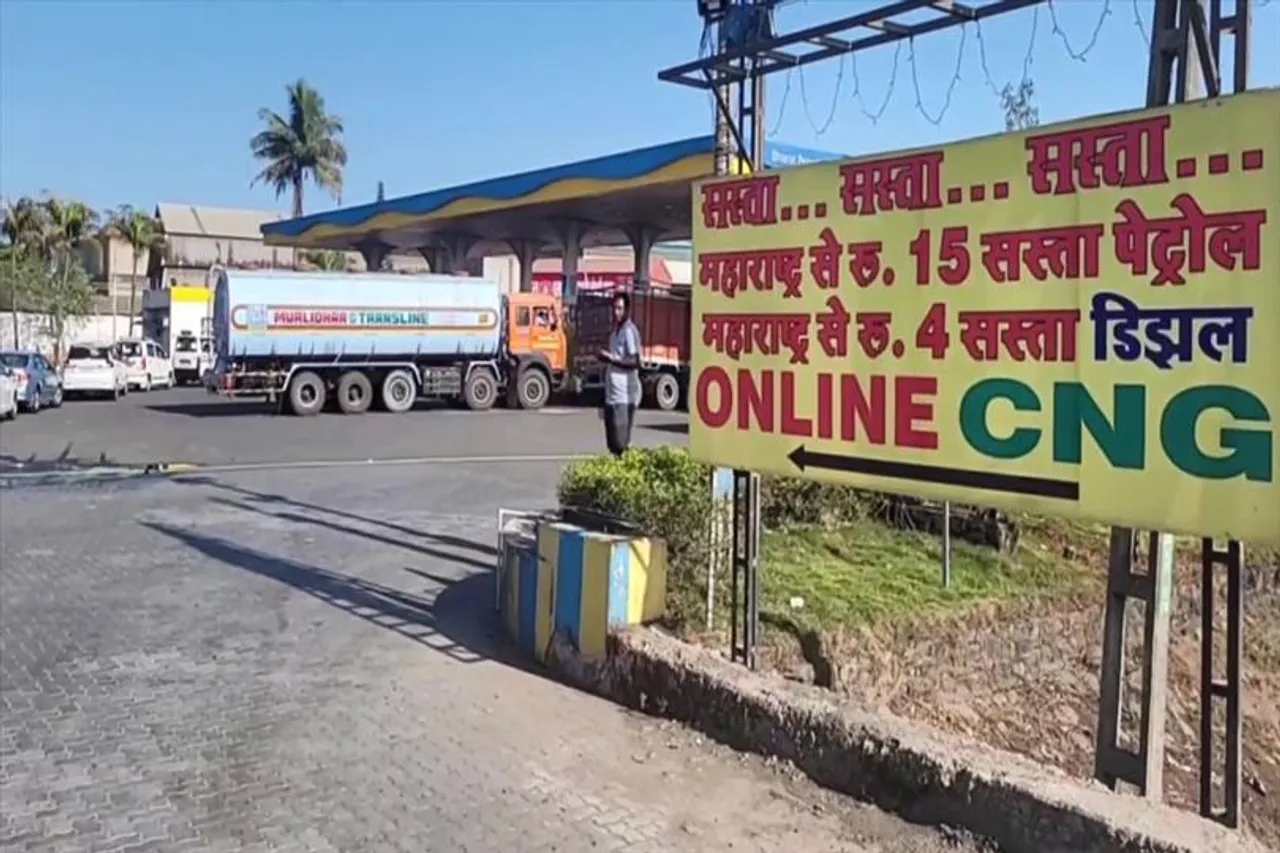 সাশ্রয় করতে গুজরাতে পেট্রোল কেনার ভিড়