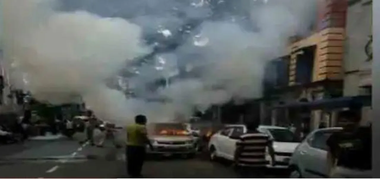 কলকাতায় চলন্ত গাড়িতে আগুন