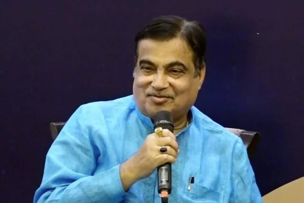 ৪ ঘণ্টায় ২২টি পুজো মণ্ডপ পরিদর্শন করলেন গড়কড়ি