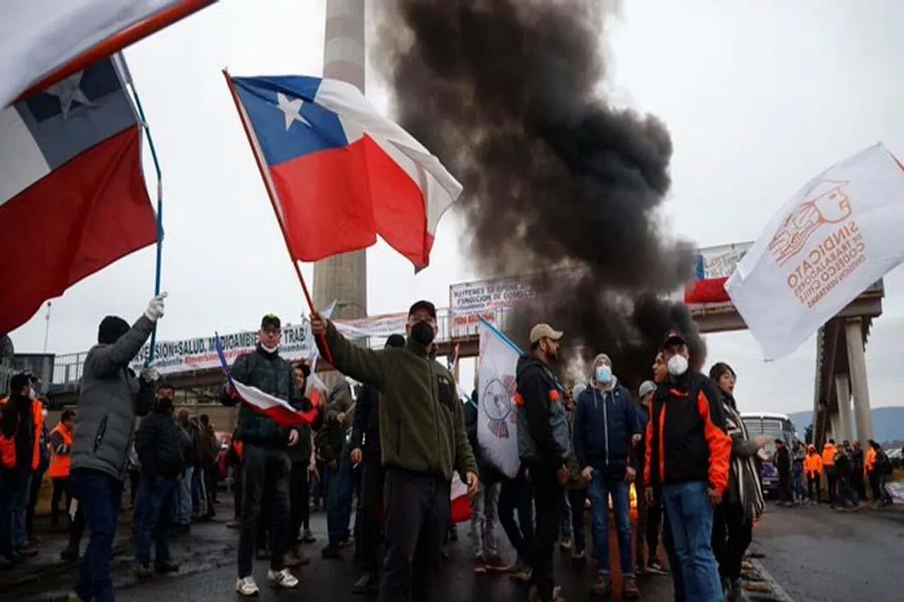 দূষণ কমাতে খনি অবরোধ করে বিক্ষোভ