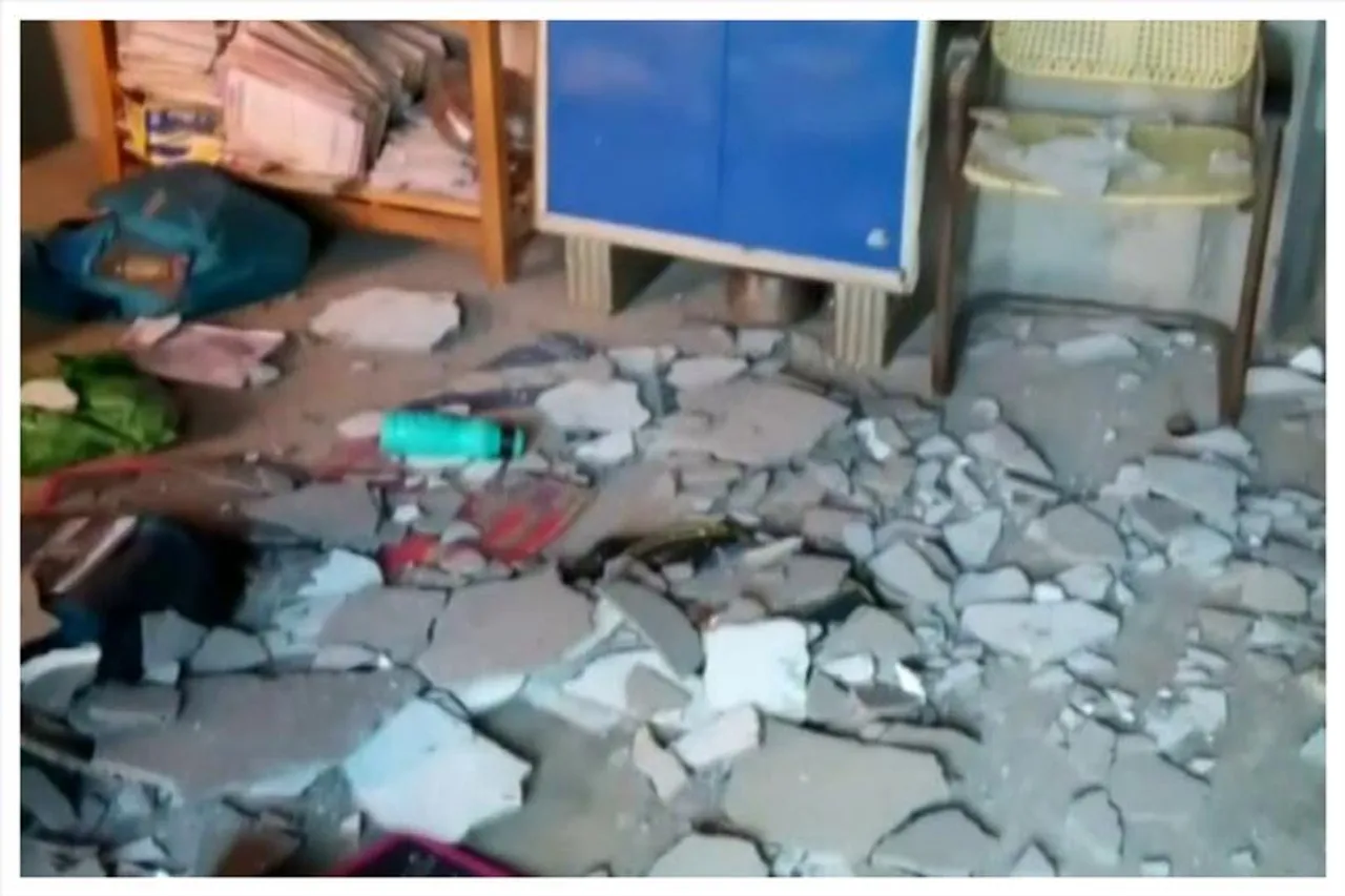 শ্রেণিকক্ষে ভেঙে পড়ল ছাদের প্লাস্টার, আহত ৩