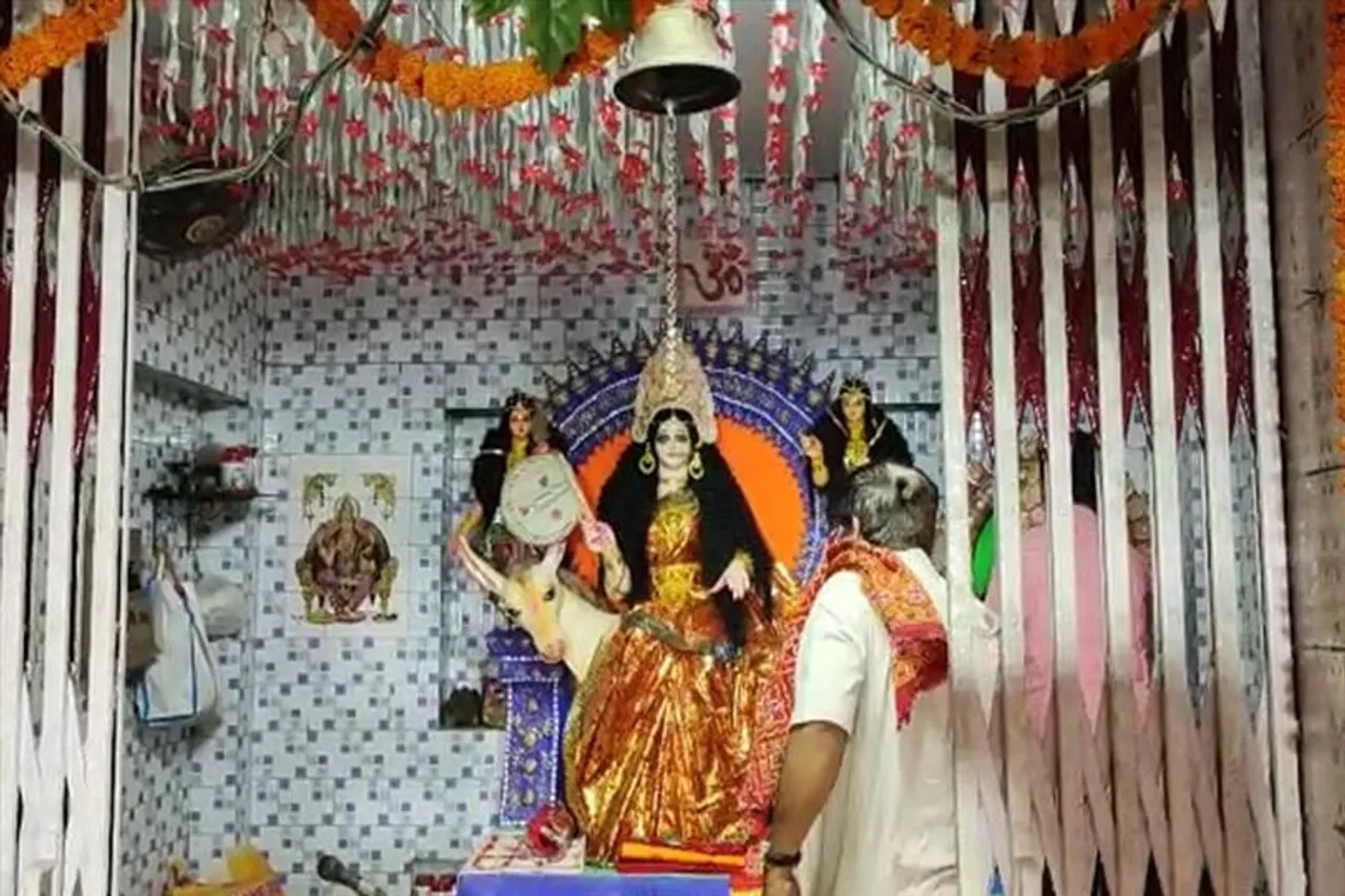 দাবদাহকে উপেক্ষা করে চলছে মা শীতলার পুজো