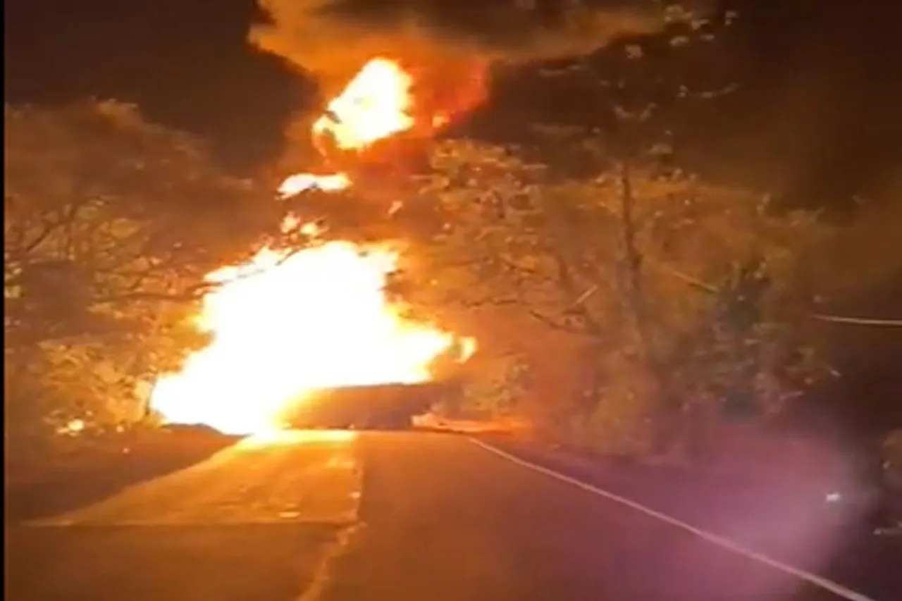 দাউদাউ করে জ্বলছে ট্রাক, ৯টি ঝলসে যাওয়া দেহ উদ্ধার