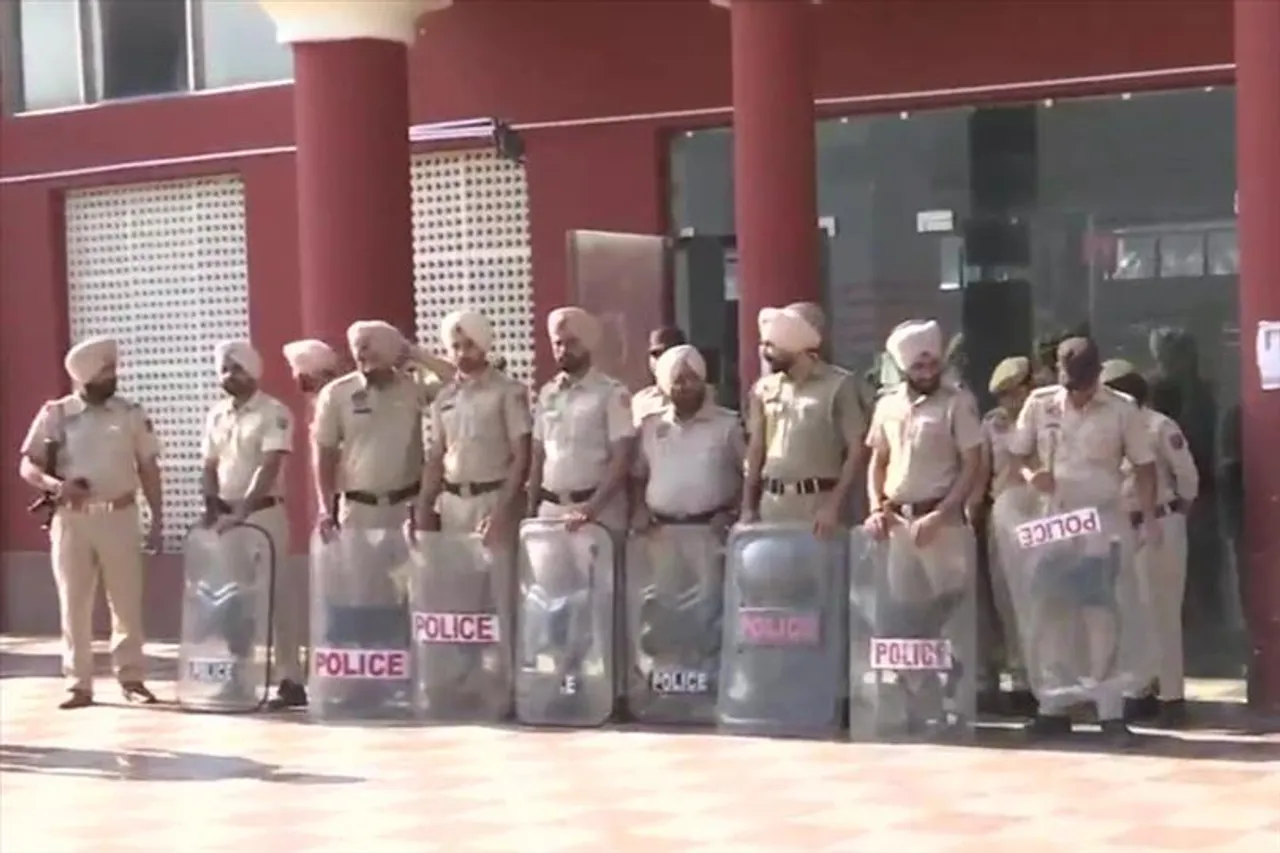 ভারত বনধের দিন কড়া নিরাপত্তায় মোড়া স্টেশন চত্বর