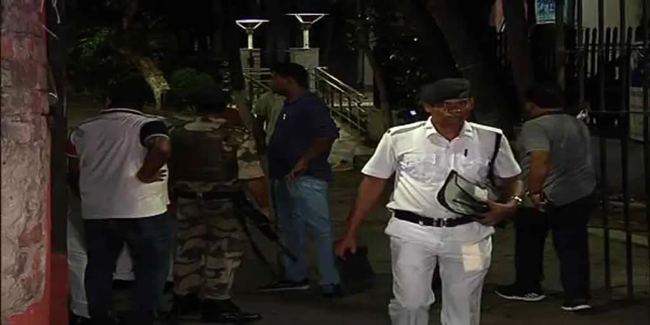 জাদুঘরে ফরেন্সিক টিমের সদস্যরা