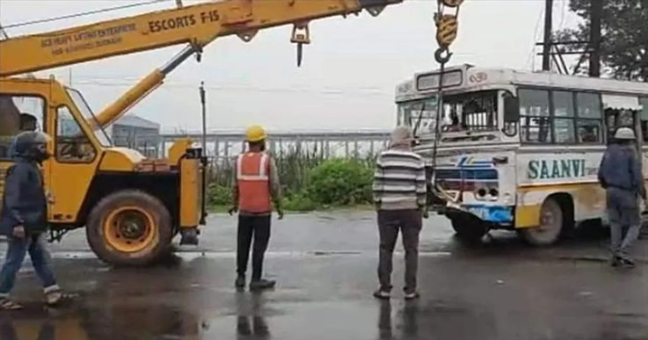 বাসের সঙ্গে টাটা সুমোর মুখোমুখি সংঘর্ষ