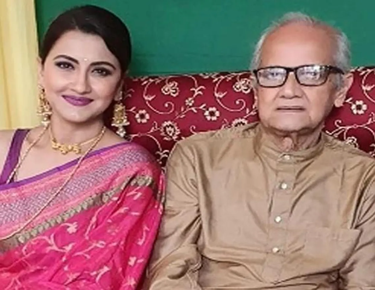 বাবাকে হারিয়ে শোকস্তব্ধ অভিনেত্রী