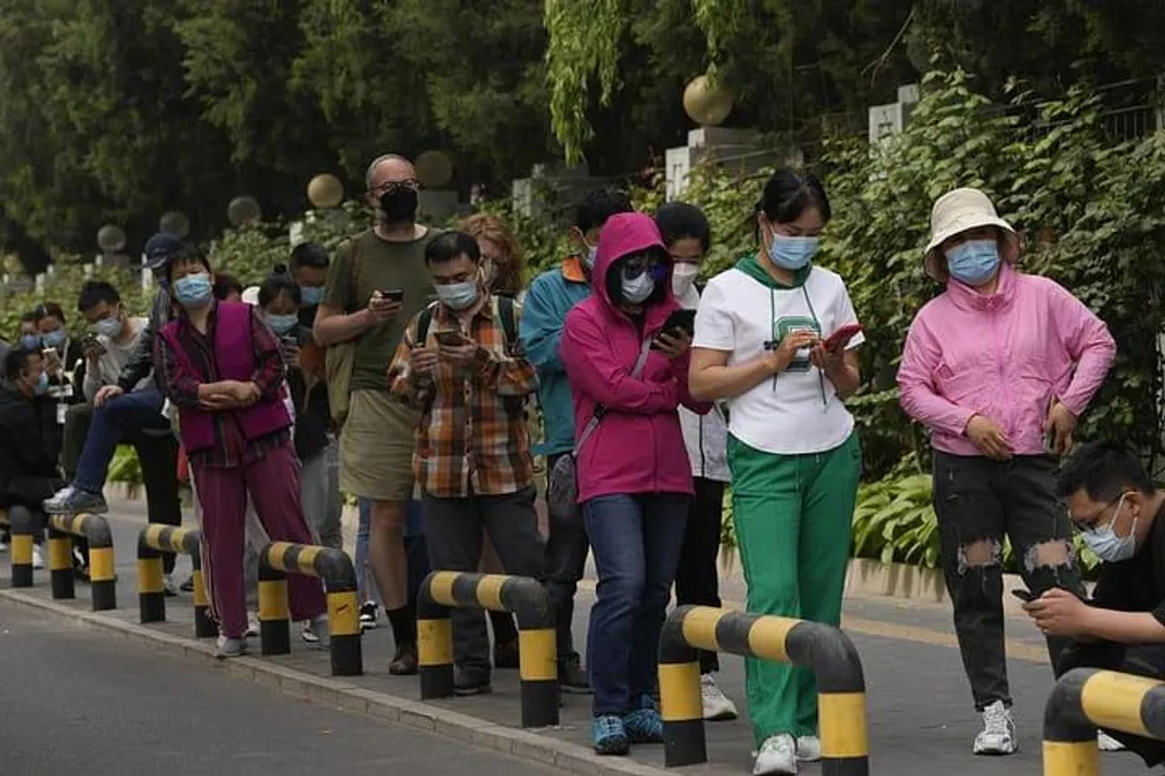 কোভিড প্রাদুর্ভাবের আতঙ্কে ২০ মিলিয়ন মানুষের পরীক্ষা বেইজিংয়ে