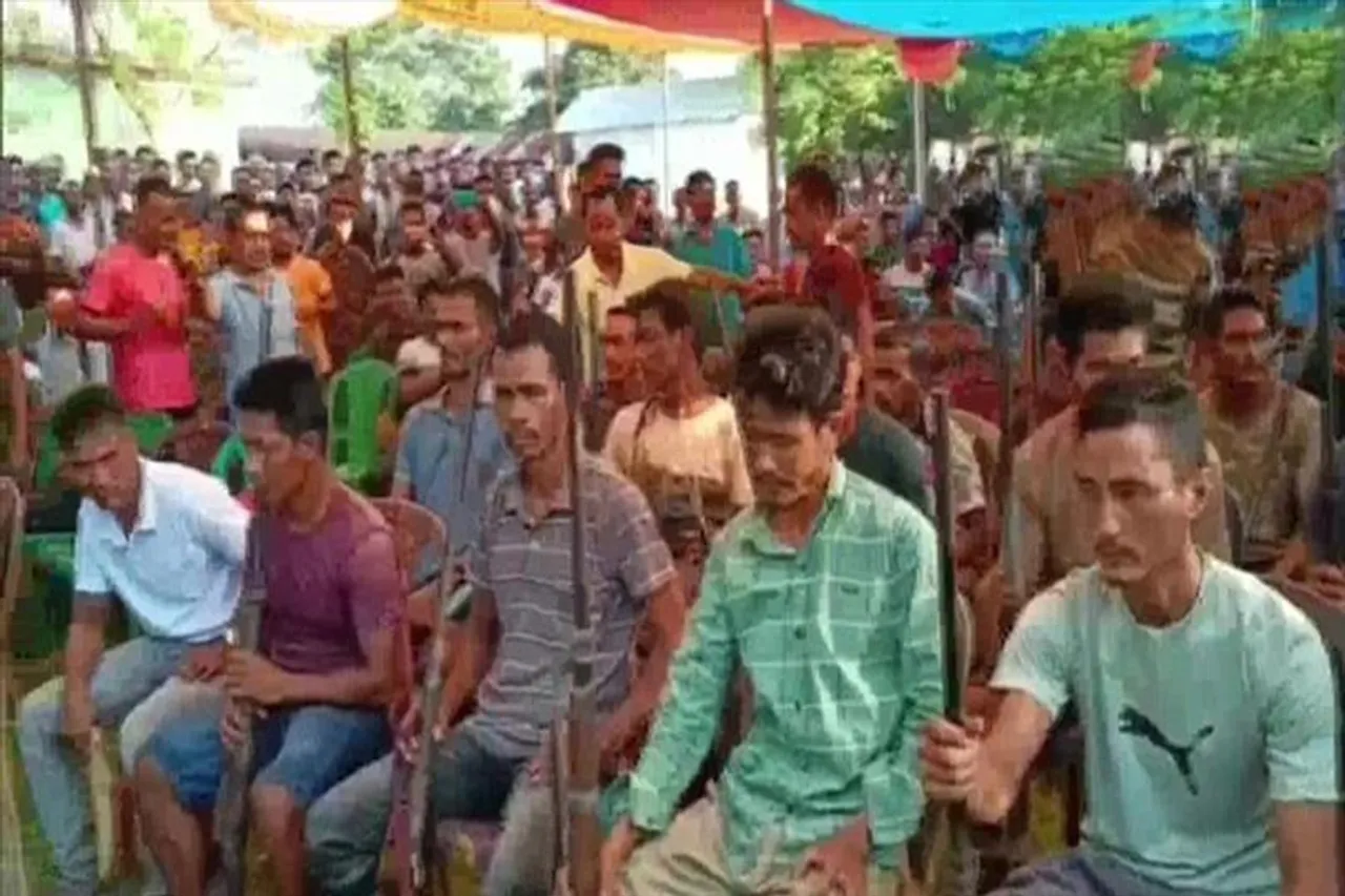 অস্ত্র সহ ৫৭ জন চোরাশিকারি আত্মসমপর্ণ করল