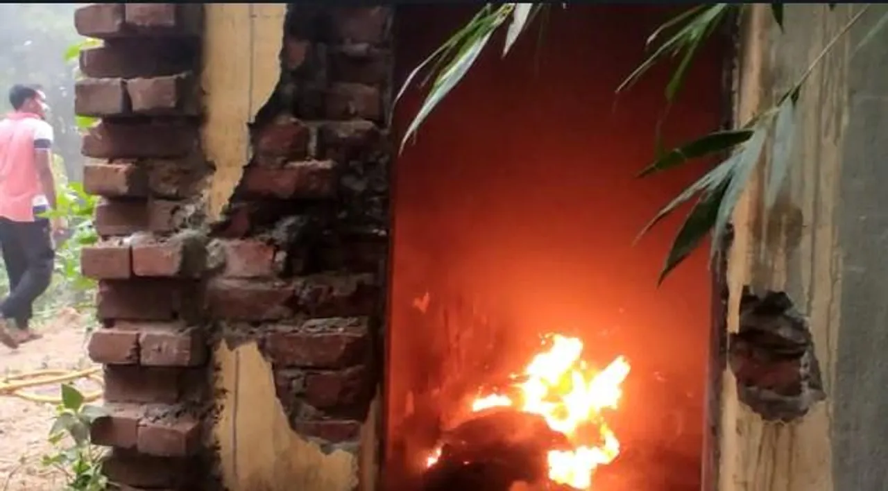 ভরদুপুরে ভয়াবহ অগ্নিকাণ্ড গোপীবল্লভপুরে