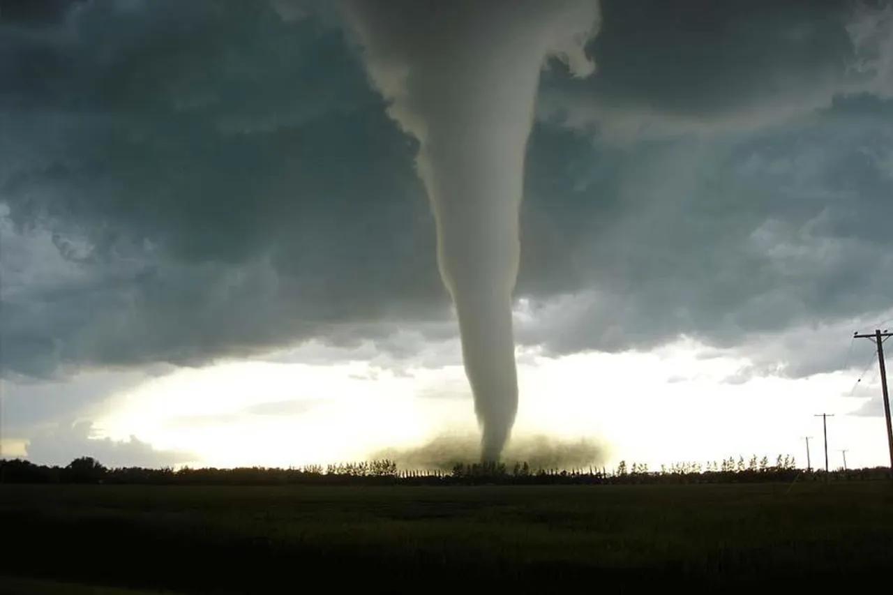 ভয়াবহ টর্নেডো, আহত বহু