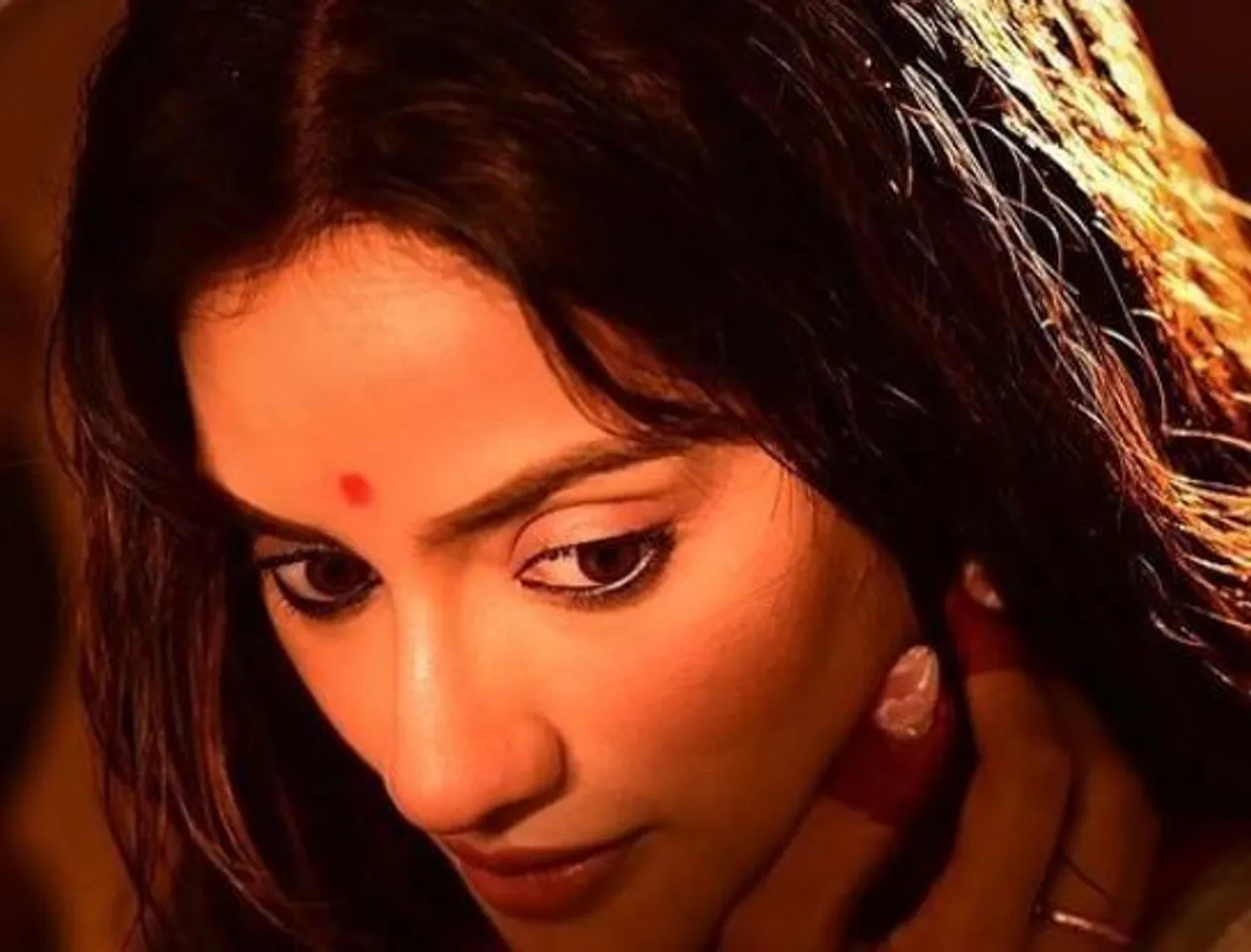 পুজোর আগেই নজরকাড়া সাজে চমক দিলেন নুসরত