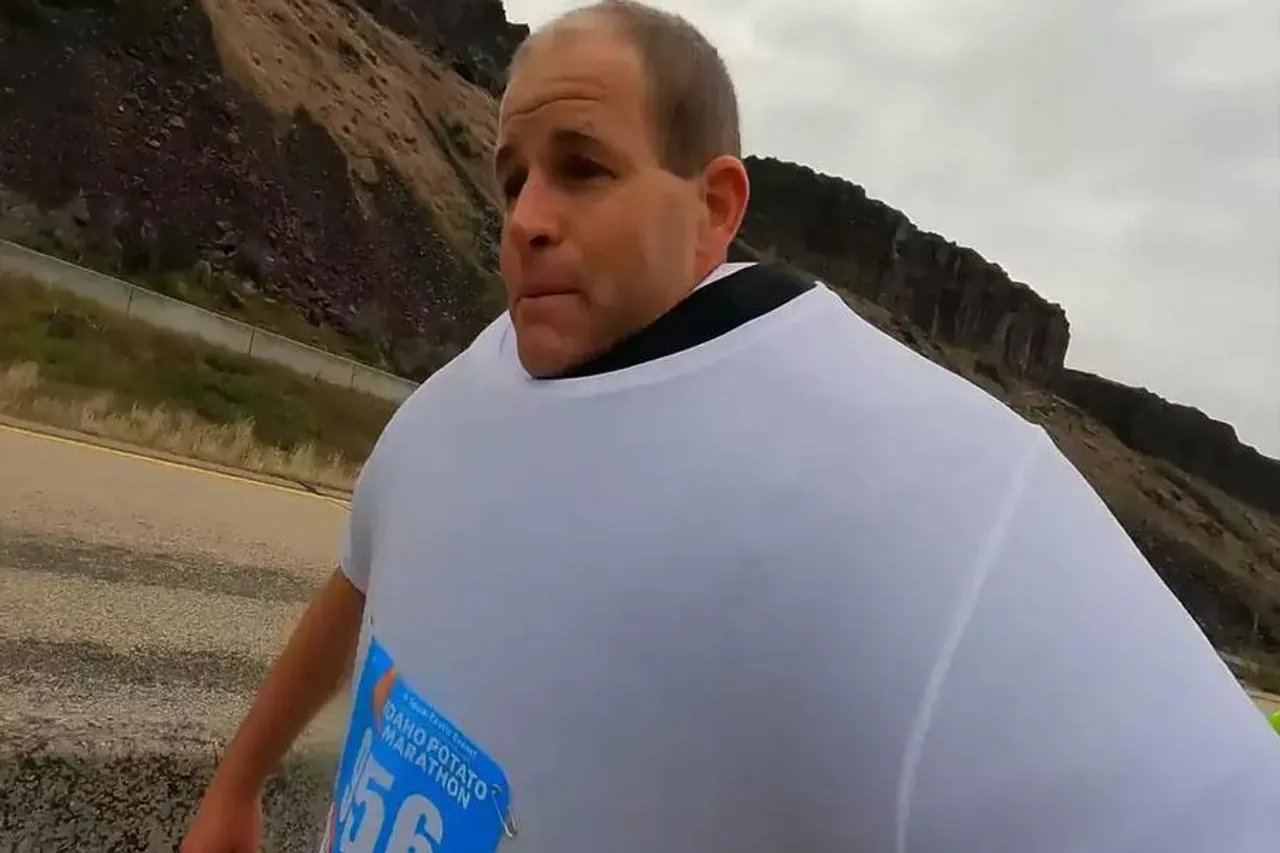 ১১১টি টি-শার্ট পরে হাফ ম্যারাথন দৌড়ে গিনেস ওয়ার্ল্ড রেকর্ড! রইলো ভিডিও