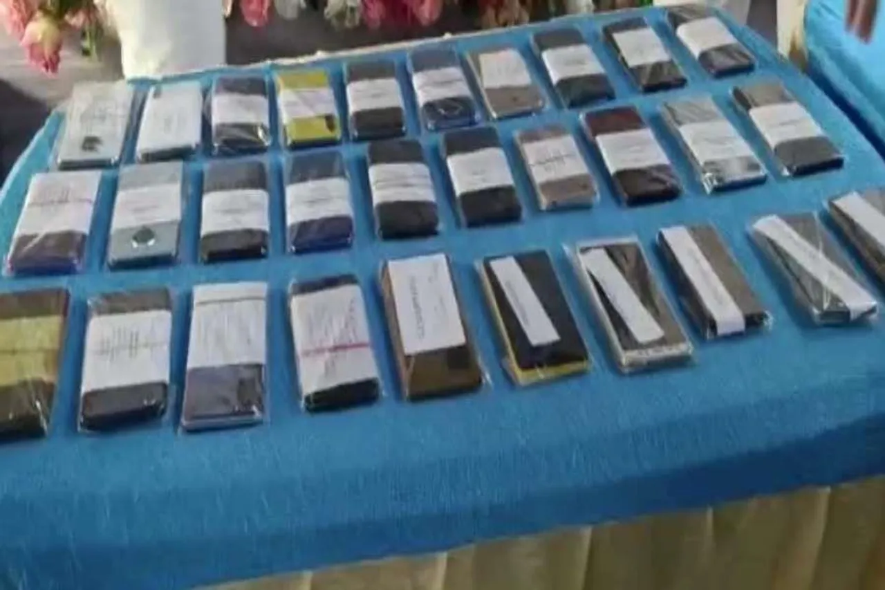 চুরি যাওয়া ৩০ টি মোবাইল এবং দুটি বাইক ফিরিয়ে দেওয়া হল মালিকের কাছে