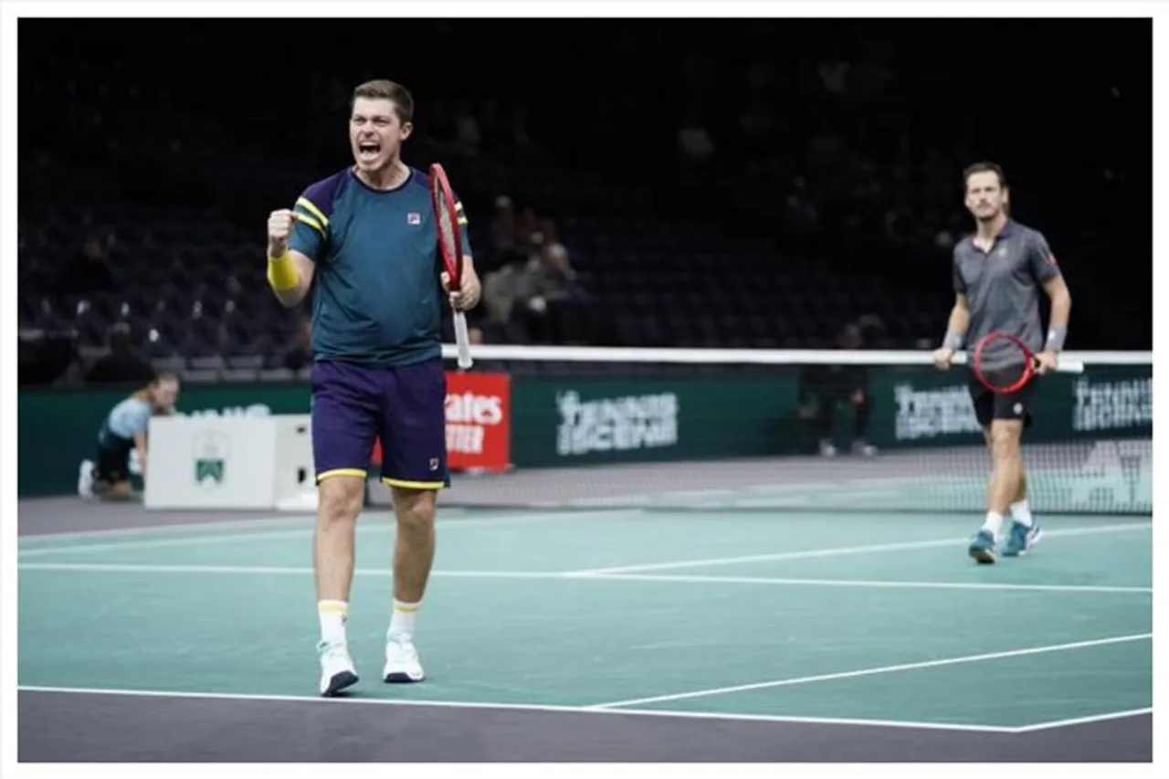 এখনও অপরাজেয় নীল-ওয়েসলে জুটি