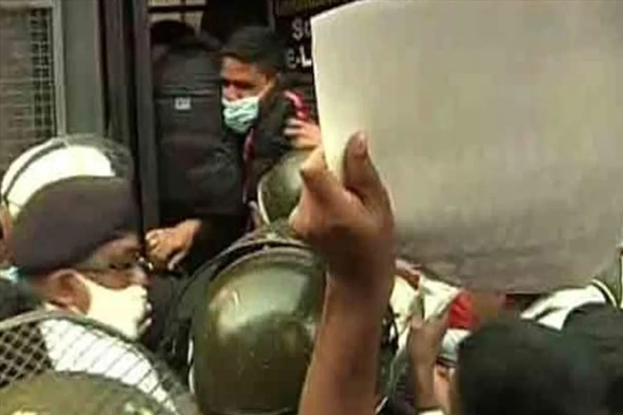 আবগারি দফতরের সামনে বিক্ষোভ, কেন?