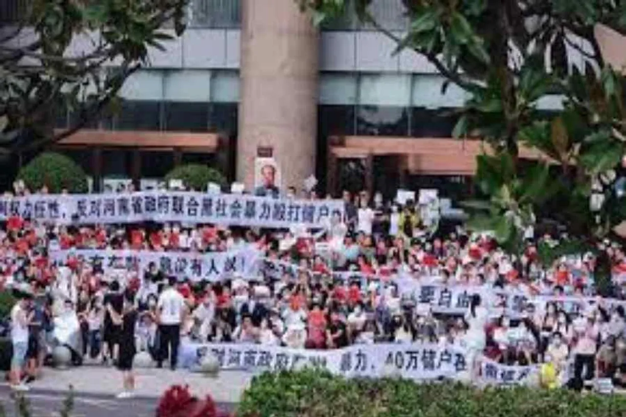 বাড়ি বিতরণে বিলম্ব, চীনের হেনানে চলছে প্রতিবাদ মিছিল