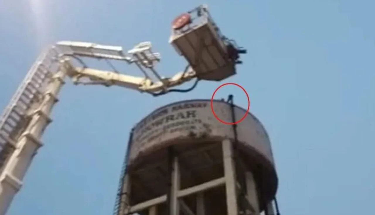 হাওড়া স্টেশন লাগোয়া জলের ট্যাঙ্কের মাথায় উঠে গেলেন এক ব্যক্তি