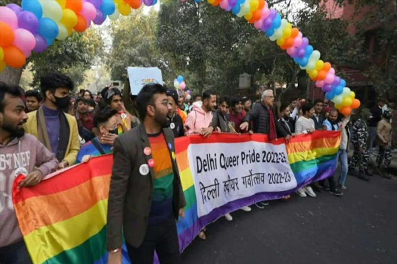 সমকামীকে বিবাহের অনুমতি পেয়ে দিল্লীর রাজপথে  শোভাযাত্রা