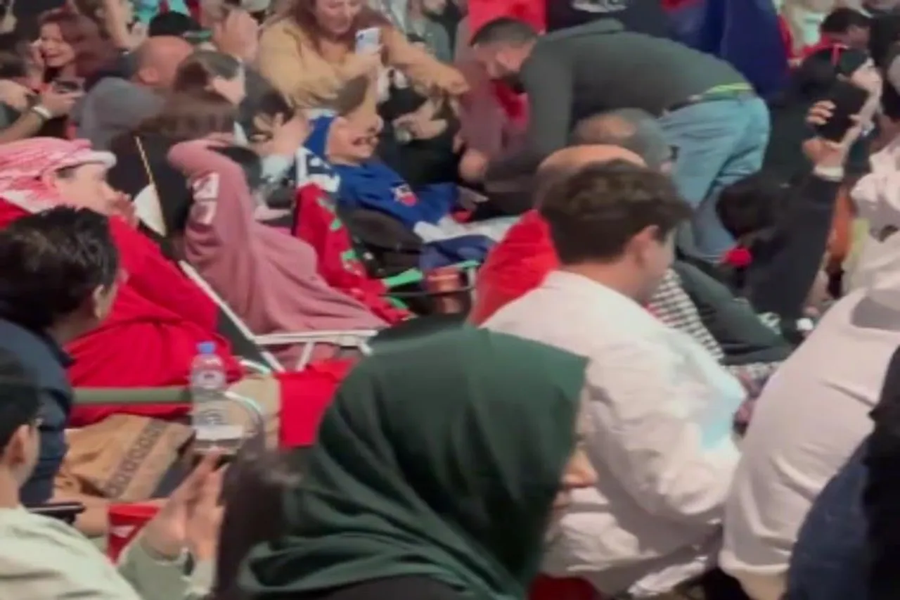 ফ্রান্সের সমর্থক প্রতিবন্ধী শিশুর সঙ্গে উদযাপন মরক্কোর সমর্থকের- দেখুন মন ভালো করে দেওয়া সেই ভিডিও