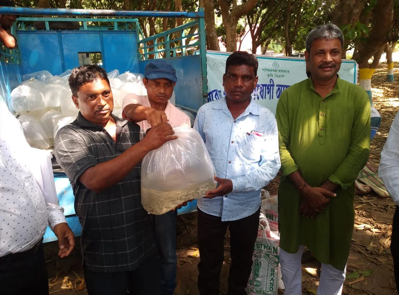 রোহিনীতে মাছ চাষীদের হাতে তুলে দেওয়া হল মাছের চারা ও চুন