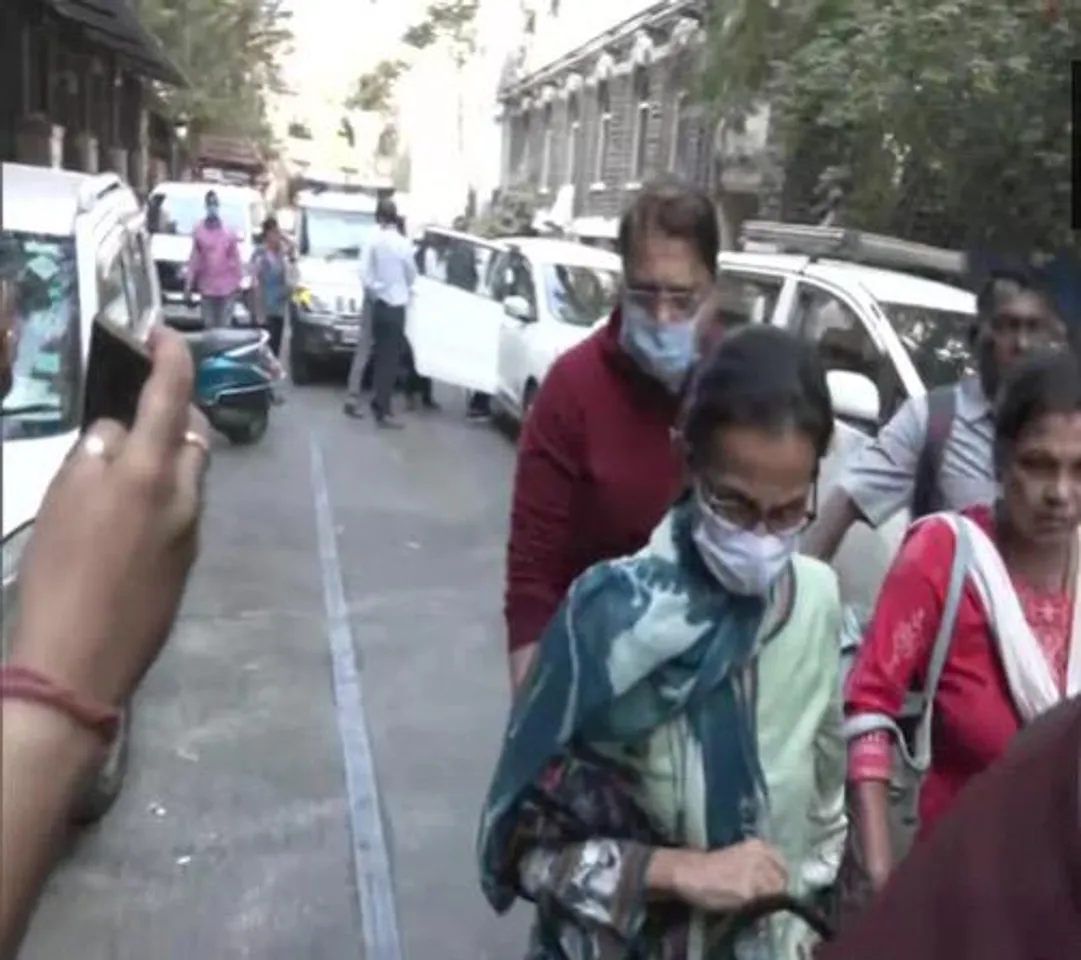 মুম্বই হাইকোর্টে ধাক্কা খেলেন চন্দা ও দীপক কোছর