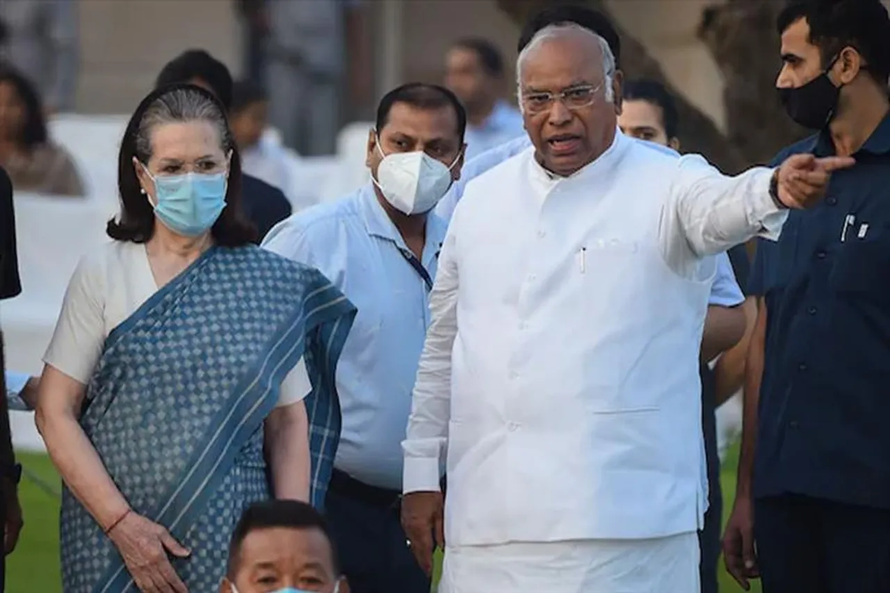 'দলের হাল আমাকেই ধরতে বলেছেন সোনিয়া গান্ধী', দাবি মল্লিকার্জুন খাড়গের