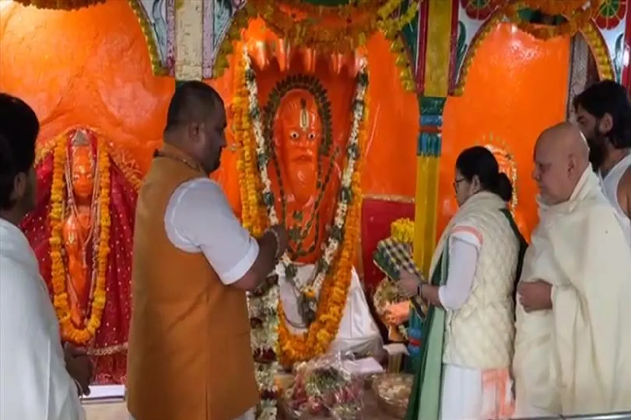 কপিল মুনির আশ্রমে মমতা বন্দ্যোপাধ্যায়