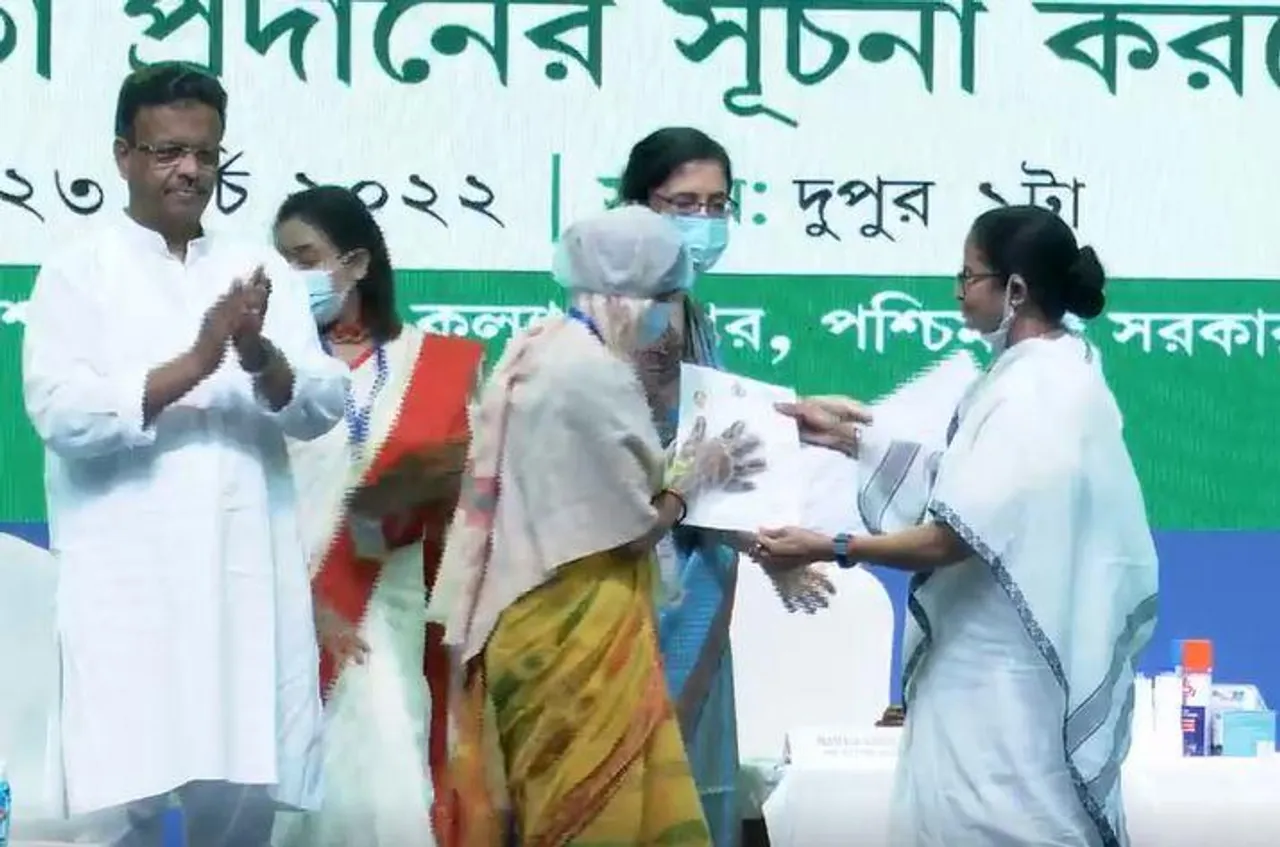 বিধবাদের ভাতা প্রদান করলেন মুখ্যমন্ত্রী