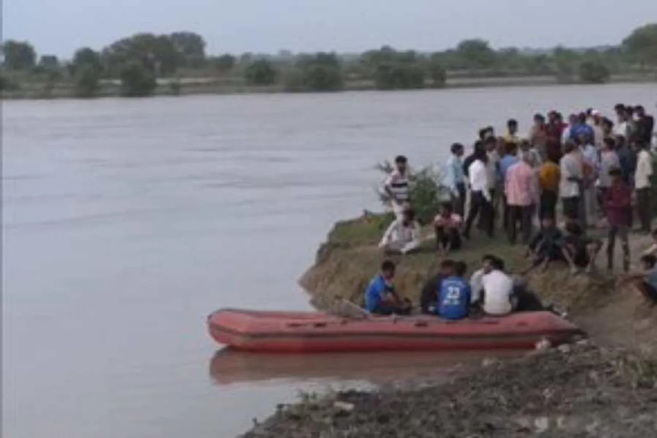 দূর্গা প্রতিমা বিসর্জন দিতে গিয়ে যমুনাতে তলিয়ে গেল ১ কিশোর সহ ২ যুবক