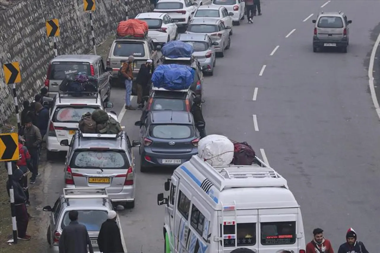 জম্মু-শ্রীনগর জাতীয় মহাসড়কে  স্বাভাবিক হল যান চলাচল