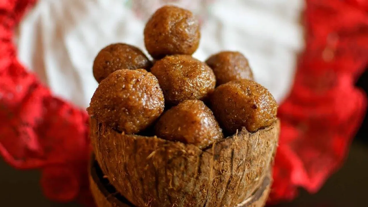 নাড়ু ছাড়া কী লক্ষ্মী পুজো জমে!