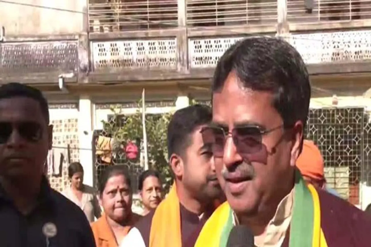 প্রচারে বেরিয়ে বাম-কংগ্রেস জোটকে নিশানা মানিক সাহার