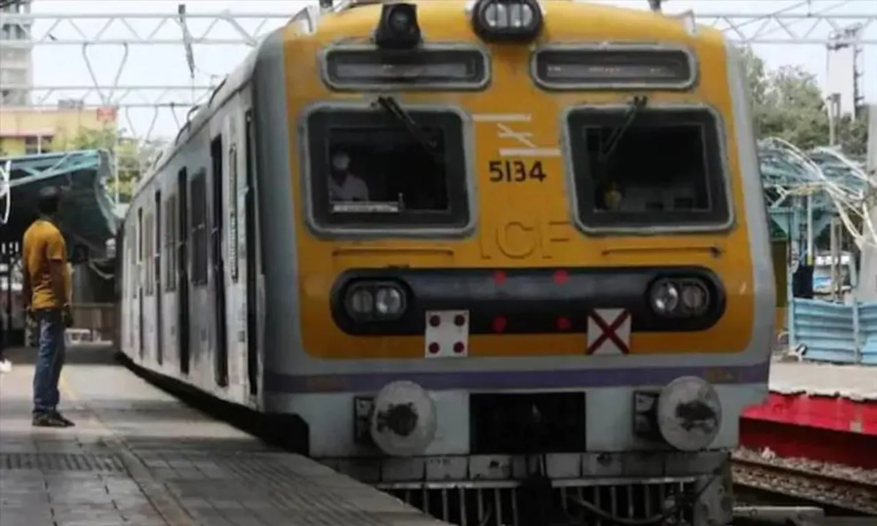 দুটি ভ্যাকসিন নিলেই এবার ওঠা যাবে লোকাল ট্রেনে?