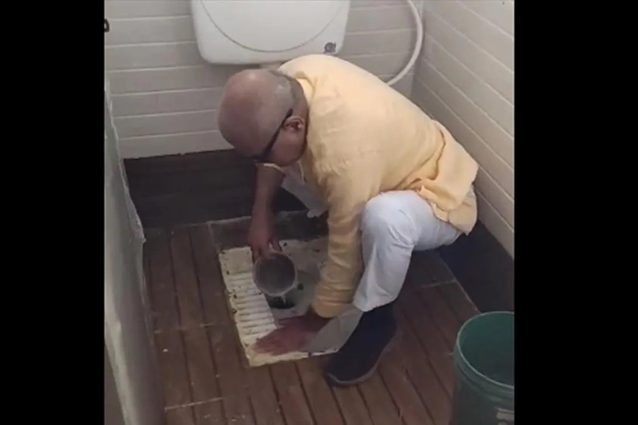 হাত দিয়ে ঘষে ঘষে টয়লেট পরিষ্কার করছেন বিজেপি সাংসদ, দেখুন ভিডিও