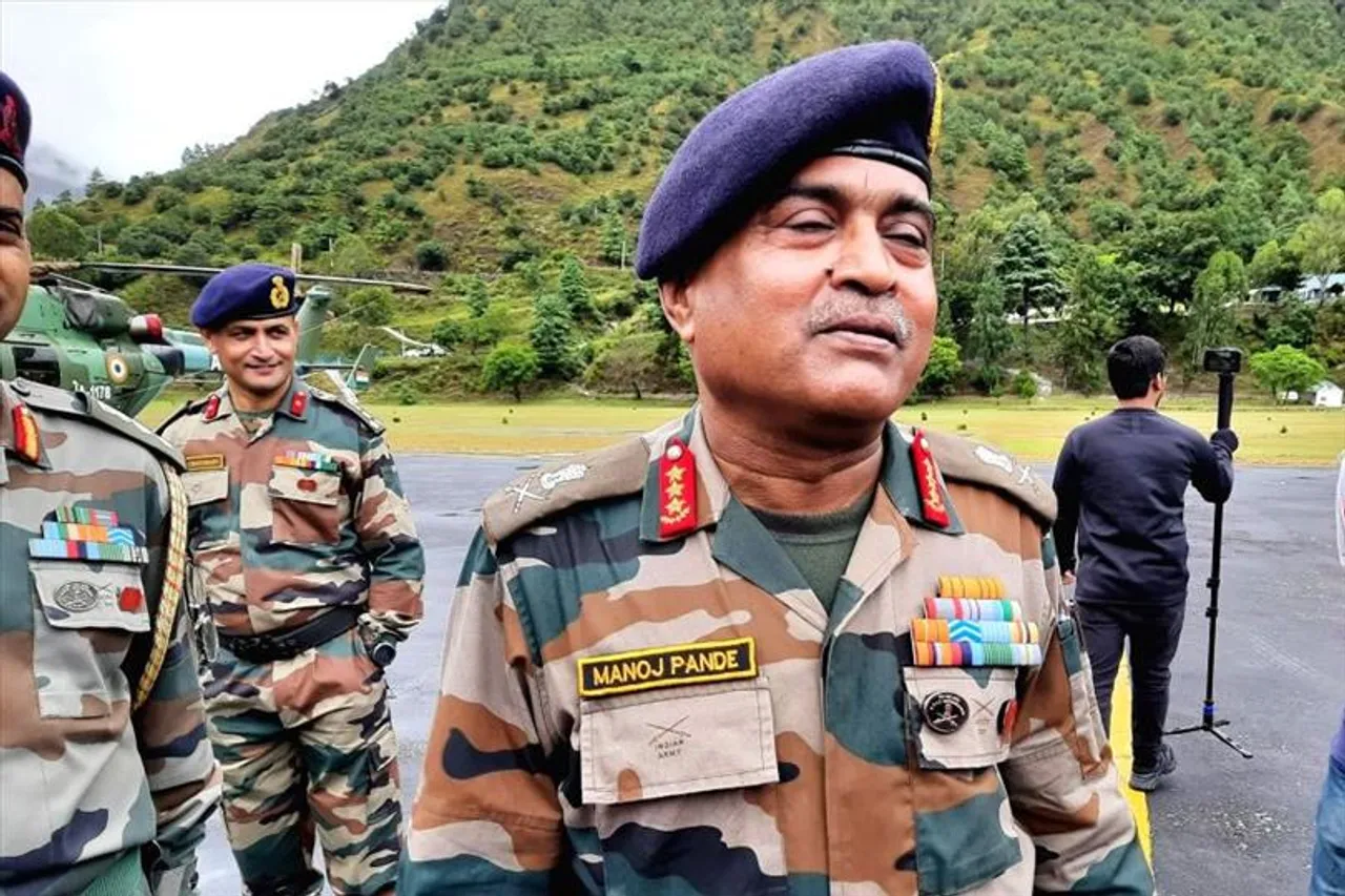 ফ্রান্স সফরে সেনাপ্রধান