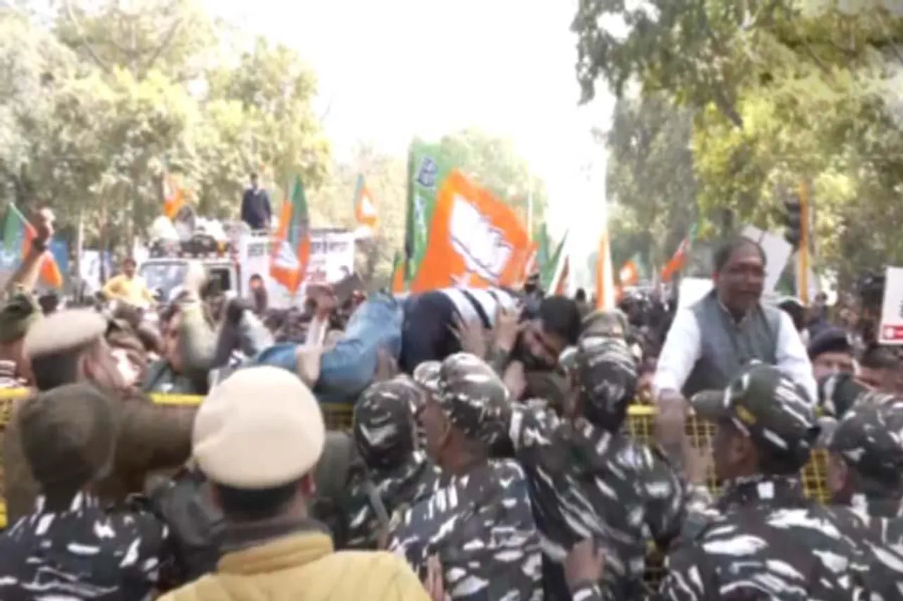 মুখ্যমন্ত্রীর পদত্যাগের দাবিতে বিজেপির বিশাল বিক্ষোভ