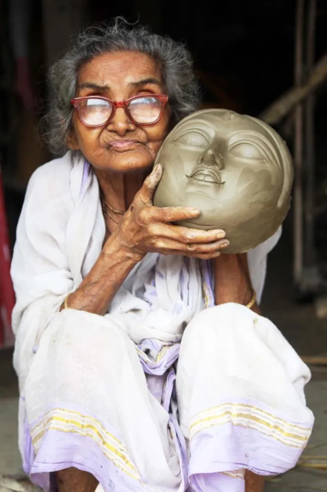 মায়ের রূপ দানে ব্যস্ত আরেক মা