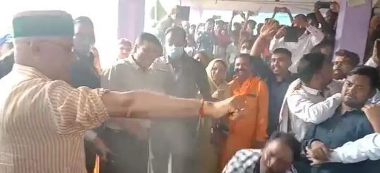 চাবুকের মার খেলেন মুখ্যমন্ত্রী! ভাইরাল ভিডিও...