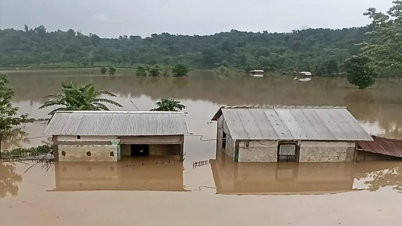 কামপুর এলাকায় বন্যা পরিস্থিতির সামান্য উন্নতি, এখনও ডুবে ৪ হাজার গ্রাম