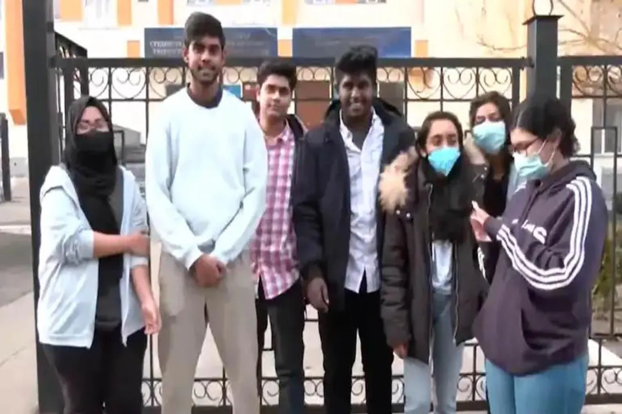 আতঙ্ক কাটছে না বাঙালি পড়ুয়াদের