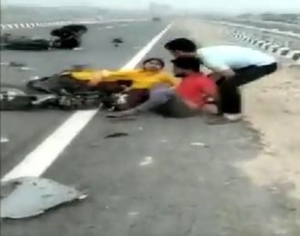 দুরন্ত গতিতে ছুটে আসা মোটর সাইকেল ধাক্কা মারল স্কুটিতে