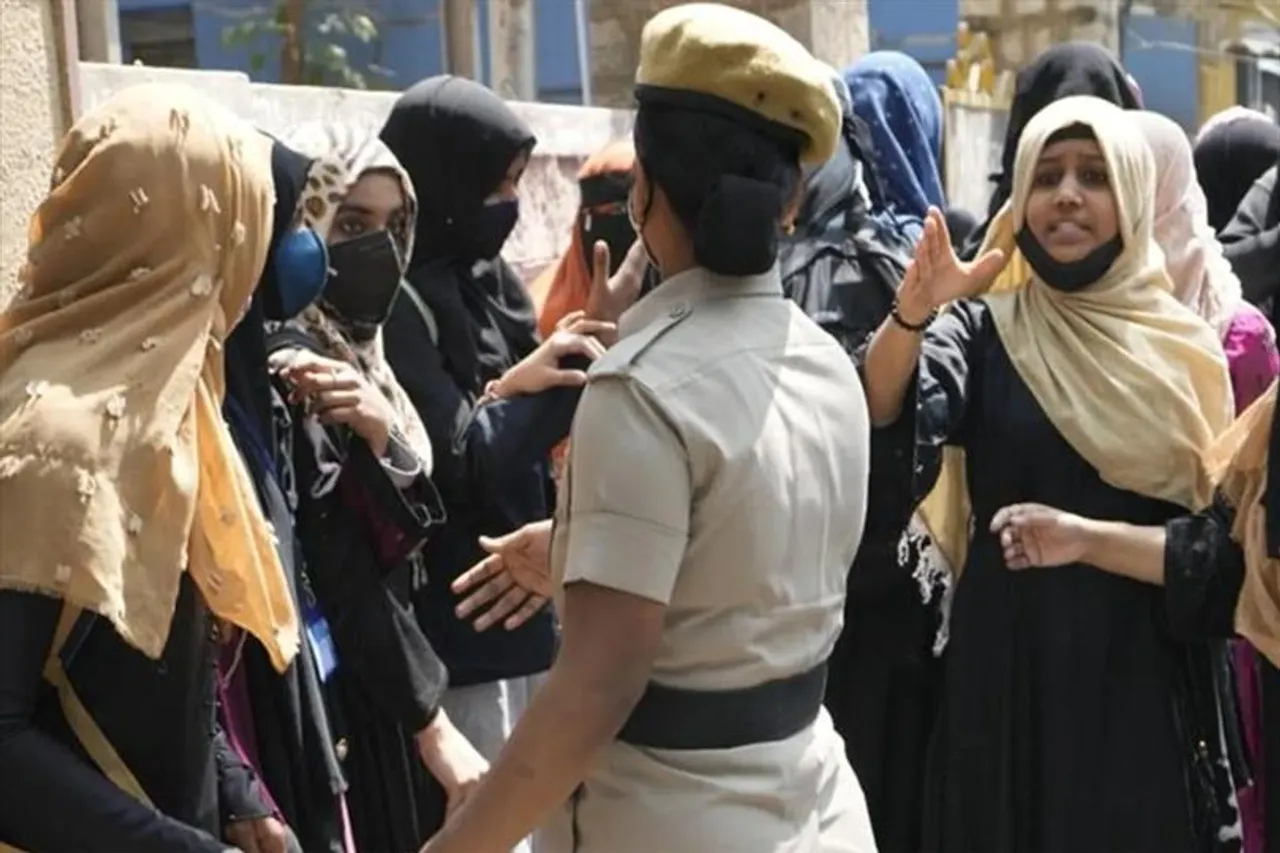 হিজাব ইস্যুতে হাইকোর্টের রায়ের বিরোধীতা