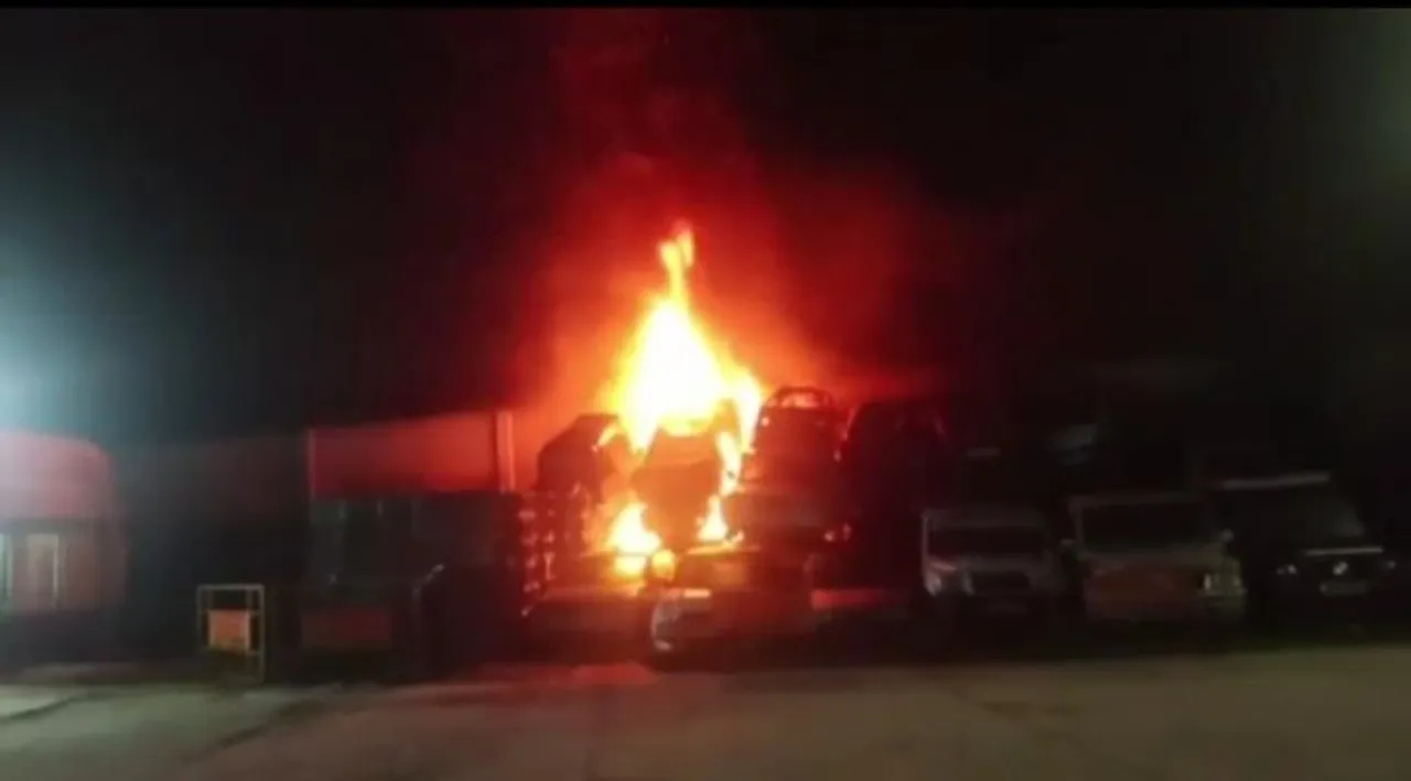 শিলিগুড়িতে আগুনে ভস্মীভূত বেশ কয়েকটি গাড়ি