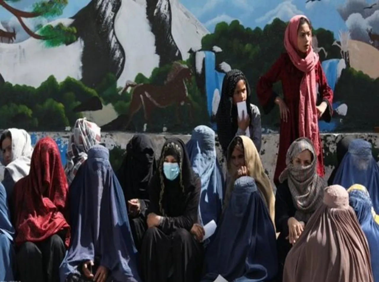 নারী ত্রাণকর্মীদের ওপর থেকে জরুরি ভিত্তিতে নিষেধাজ্ঞা প্রত্যাহার করে নেওয়ার জন্য তালেবানদের প্রতি আহ্বান জানিয়েছে জি-৭