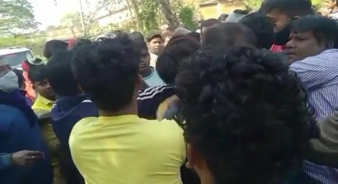 মোবাইল চুরির অভিযোগে যুবককে গণধোলাই!