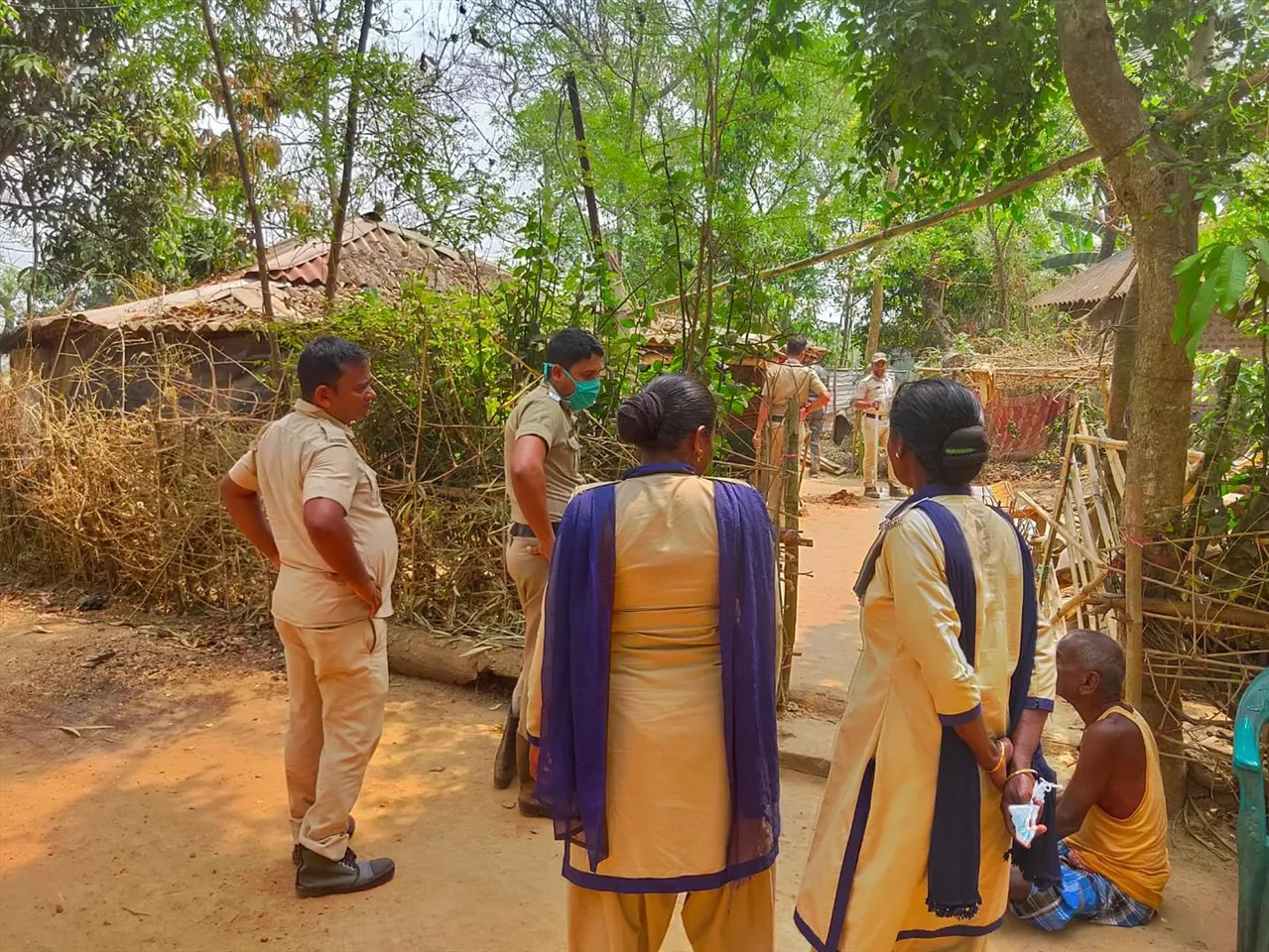 ঝাড়গ্রামে চোলাই মদের ঠেকে হানা দিল পুলিশ ও আবগারি দফতরের হানা