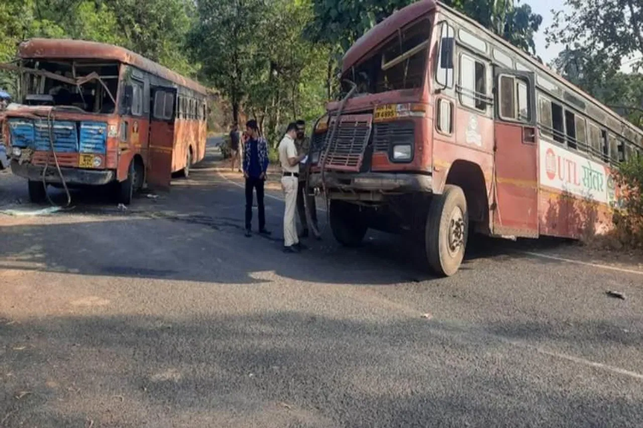 ২ টি বাসের মুখোমুখি সংঘর্ষ