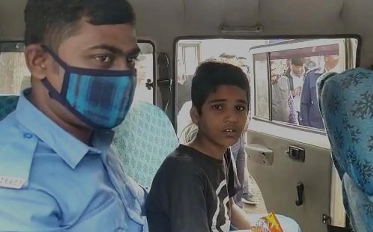 ট্রাফিক পুলিশের তৎপরতায় উদ্ধার এক শিশু