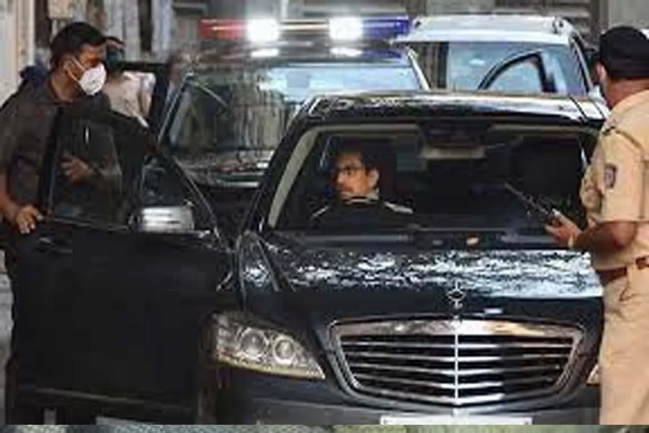 রাজভবনের পথে উদ্ধব ঠাকরে